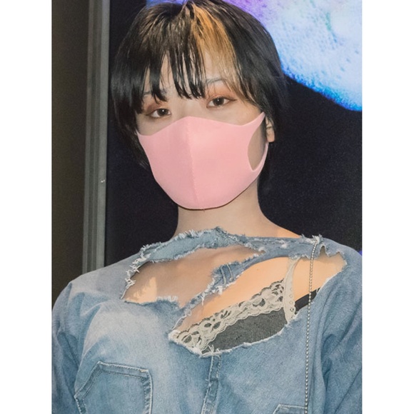 ❤️FREE W/ PURCHASE❤️ SET OF 2 LASER CUT FACE MASKS - BLUSH PINK & LT BLUE - Picture 6 of 9